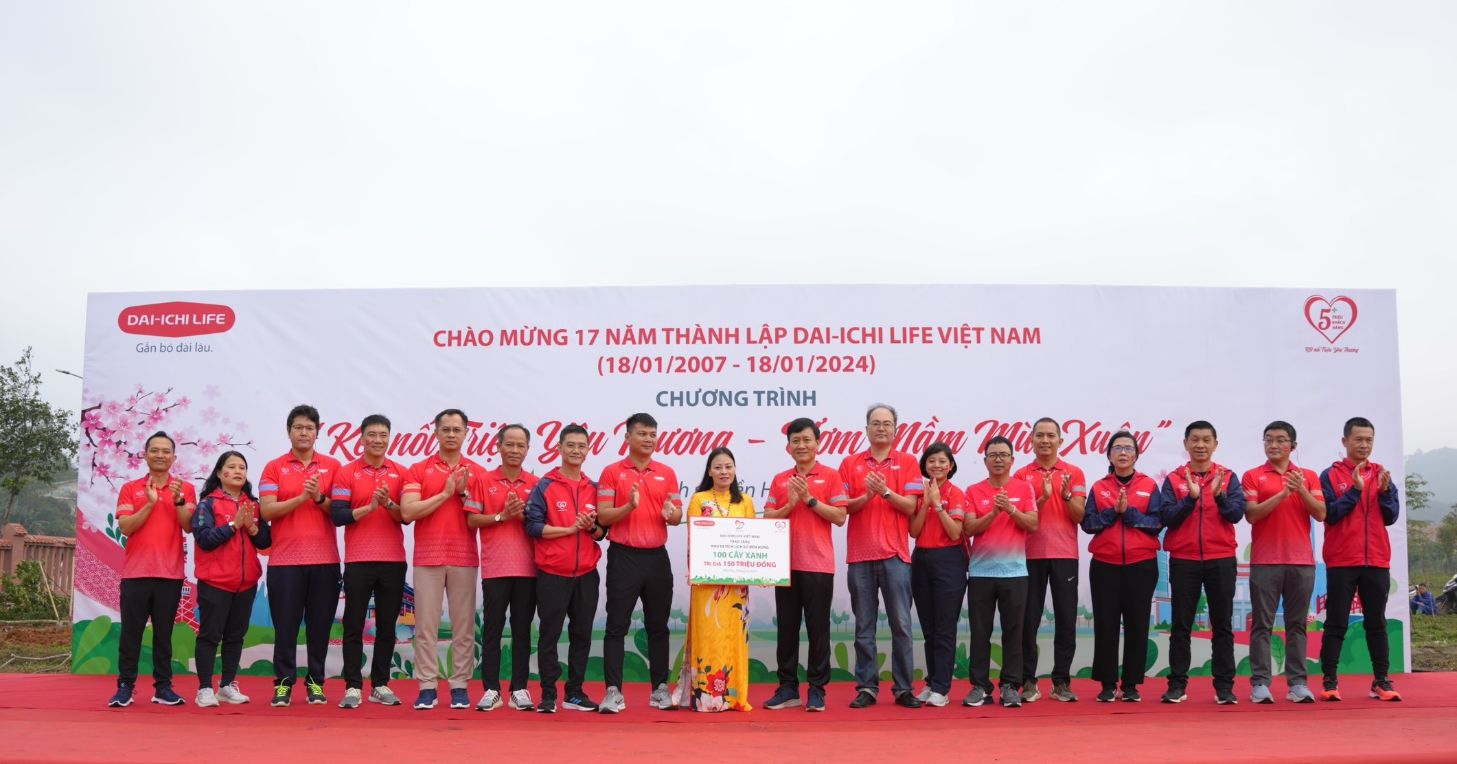 &Ocirc;ng Trần Đ&igrave;nh Qu&acirc;n &ndash; Chủ tịch Hội đồng Th&agrave;nh vi&ecirc;n Dai-ichi Life Việt Nam ki&ecirc;m Chủ tịch Quỹ V&igrave; cuộc sống tươi đẹp (thứ 9, từ phải qua) trao biểu trưng số tiền t&agrave;i trợ trị gi&aacute; 150 triệu đồng cho B&agrave; Phạm Thị Ho&agrave;ng Oanh - Ph&oacute; Gi&aacute;m đốc Khu di t&iacute;ch lịch sử Đền H&ugrave;ng